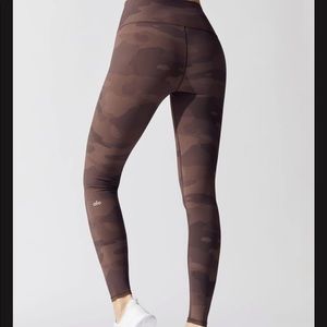 Alo Yoga High-Waist Brown Camo Vapor Legging